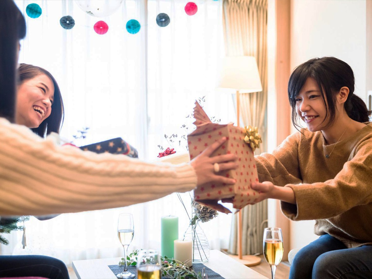 gift exchange, two hands, politeness, attentiveness, active listening, rude, Japanese people