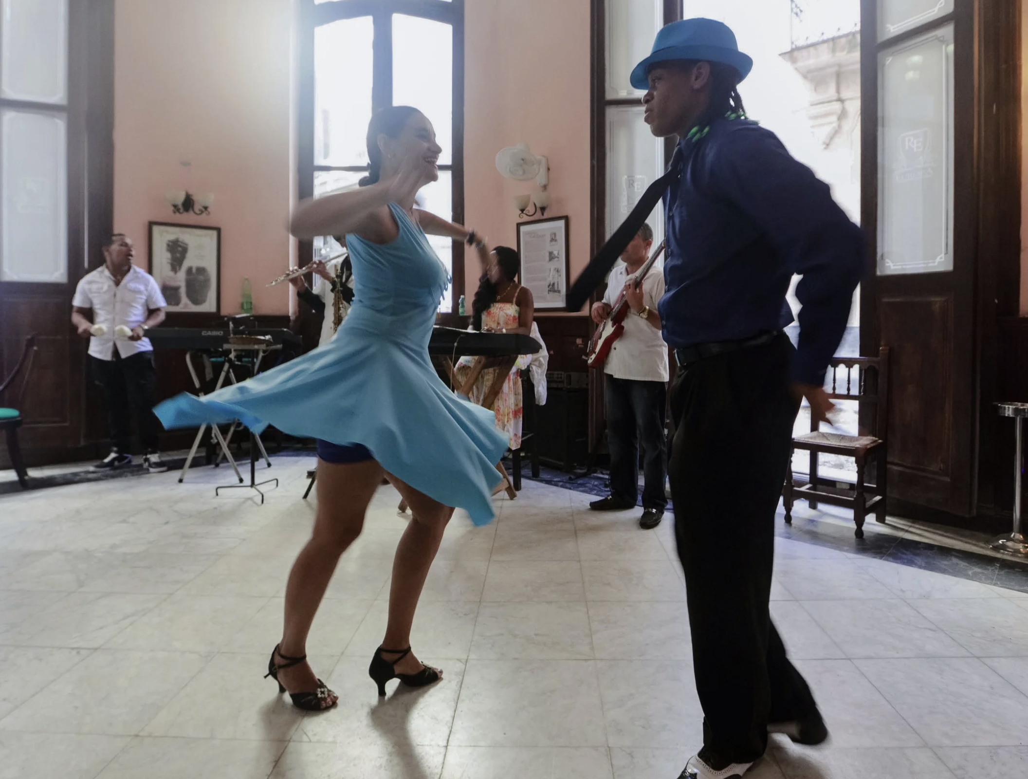 dance, attraction, science of attraction, psychology, relationships, dating, body language, dance moves, dating tips