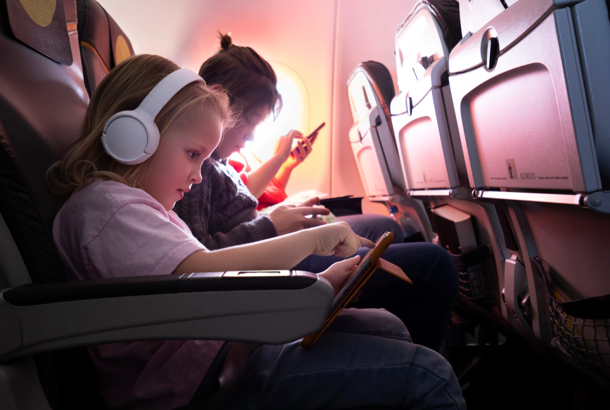 airline seat swap, pregnant mom flight request, travel etiquette debate, airplane seat controversy, Mumsnet seat swapping, flying with toddlers, airplane passenger conflicts, viral parenting stories
