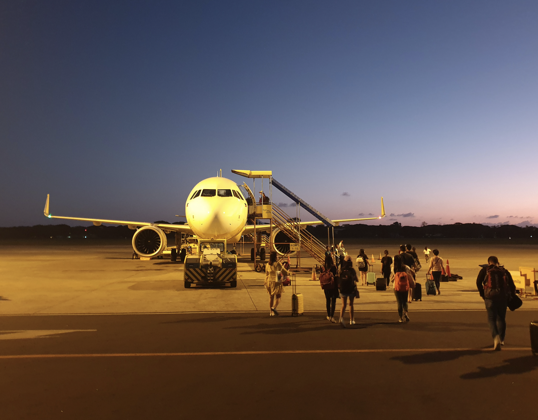 airline seat swap, pregnant mom flight request, travel etiquette debate, airplane seat controversy, Mumsnet seat swapping, flying with toddlers, airplane passenger conflicts, viral parenting stories