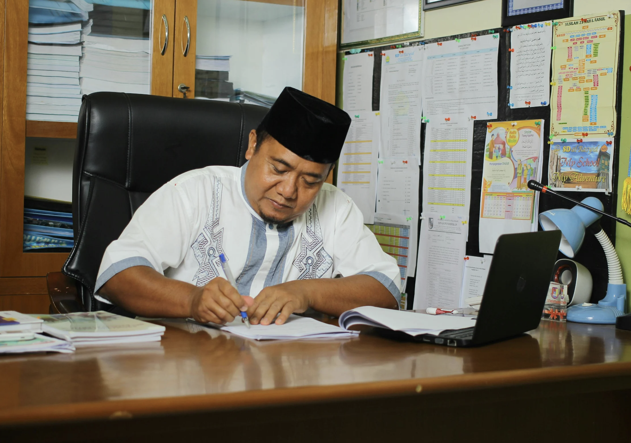 malicious compliance story, student dress code controversy, poliosis hair condition, school dress code backlash, student outsmarts principal, viral Reddit school story, hair color discrimination, natural hair controversy