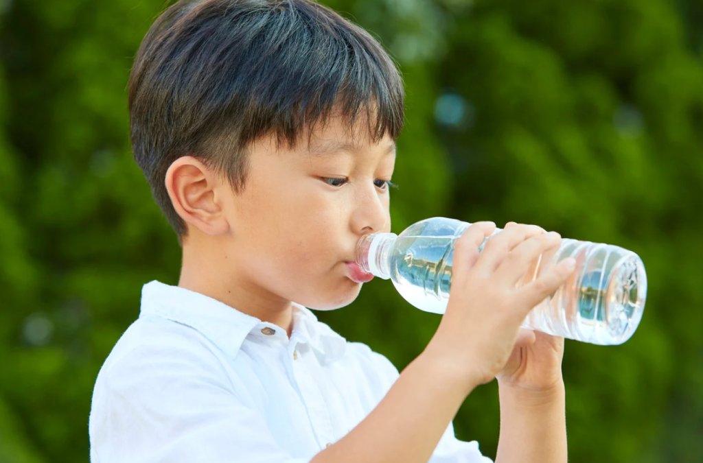 plastic water bottle, health risk, microplastics, warning, hydration