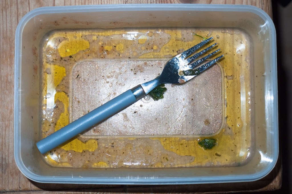 plastic containers, cleaning hack, grandma tip, TikTok hacks, kitchen cleaning, stain removal, dish soap trick, food stains, container cleaning, home hacks, cleaning tips, viral TikTok, kitchen tips, household tricks, plastic stain fix, simple cleaning, kitchen organization, cleaning shortcut, home cleaning, viral hack