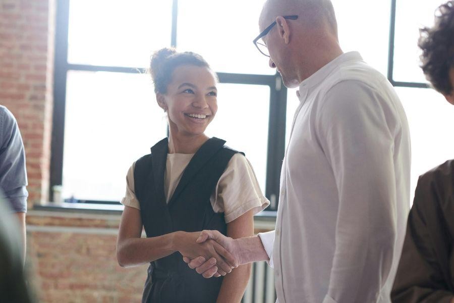 body language, eye contact, likability, first impressions, open posture, Duchenne smile, mirroring, confidence tips, personal growth, social psychology, communication hacks, charm techniques, self-awareness, nonverbal cues, people skills, posture tips, emotional intelligence, self-esteem, psychology facts, interpersonal skills