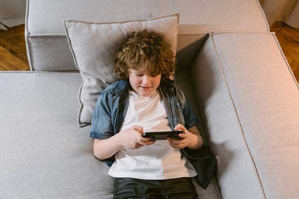 smartphone ban, family rules, Apple products, Steve Jobs rivalry, childhood tech, screen limits