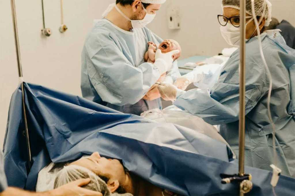 childbirth, sibling bond, delivery room, young obstetrician, family moment, viral photos, emotional story, birth experience, 12-year-old helper, future doctor, inspiring youth, parenting moment, uplifting story, OB-GYN dream, delivery surprise, Facebook reactions, heartwarming viral, birth photos, supportive parenting, life-changing experience
