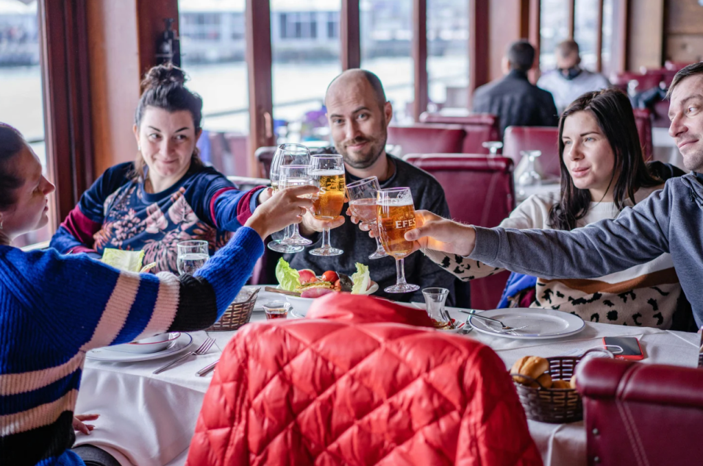 adult friends, making friends, friendship apps, friendship tips, socializing