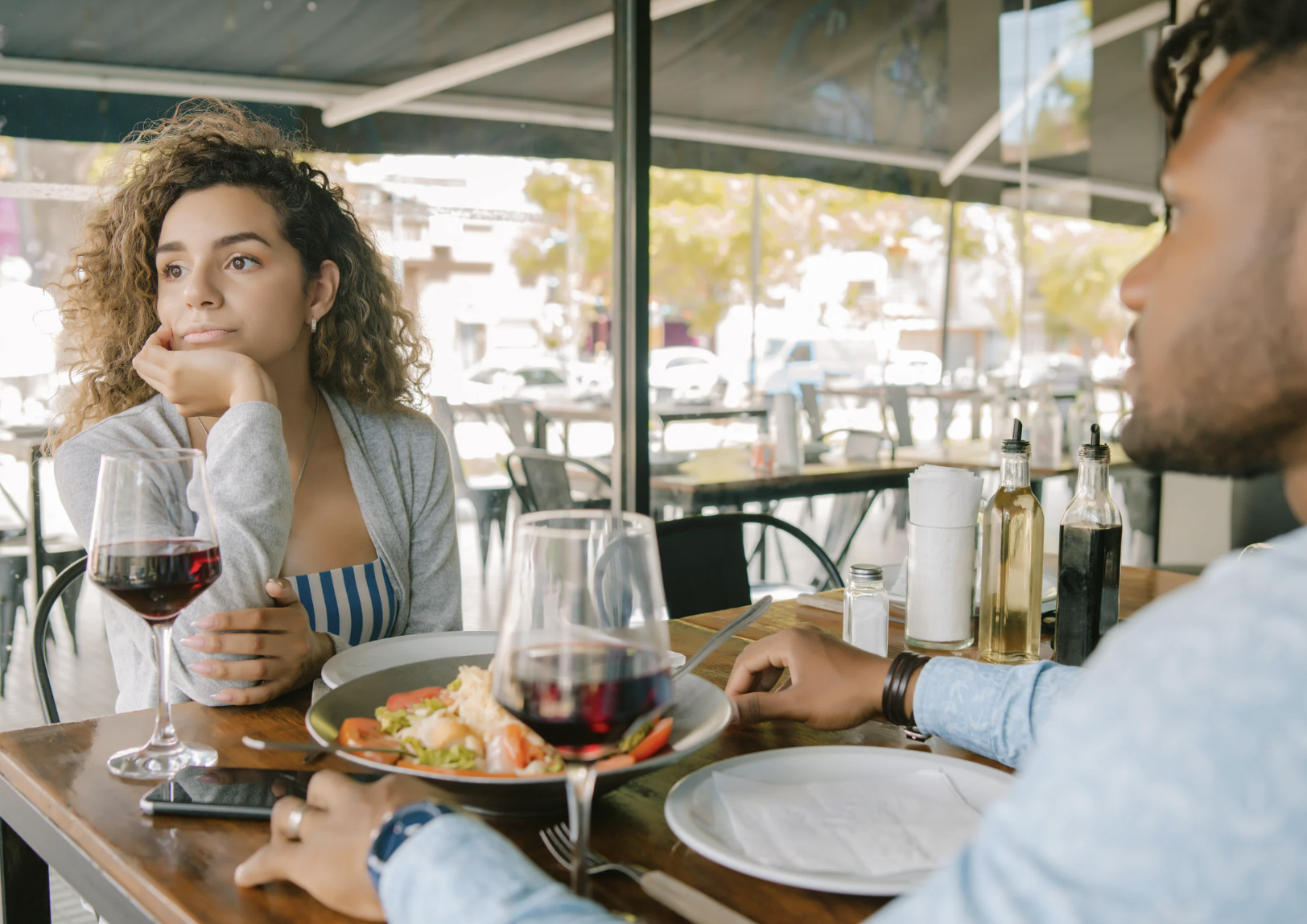 dinner etiquette, splitting the bill, Reddit, viral story, AITA, entitlement, money etiquette, boundaries, friend drama, dining out