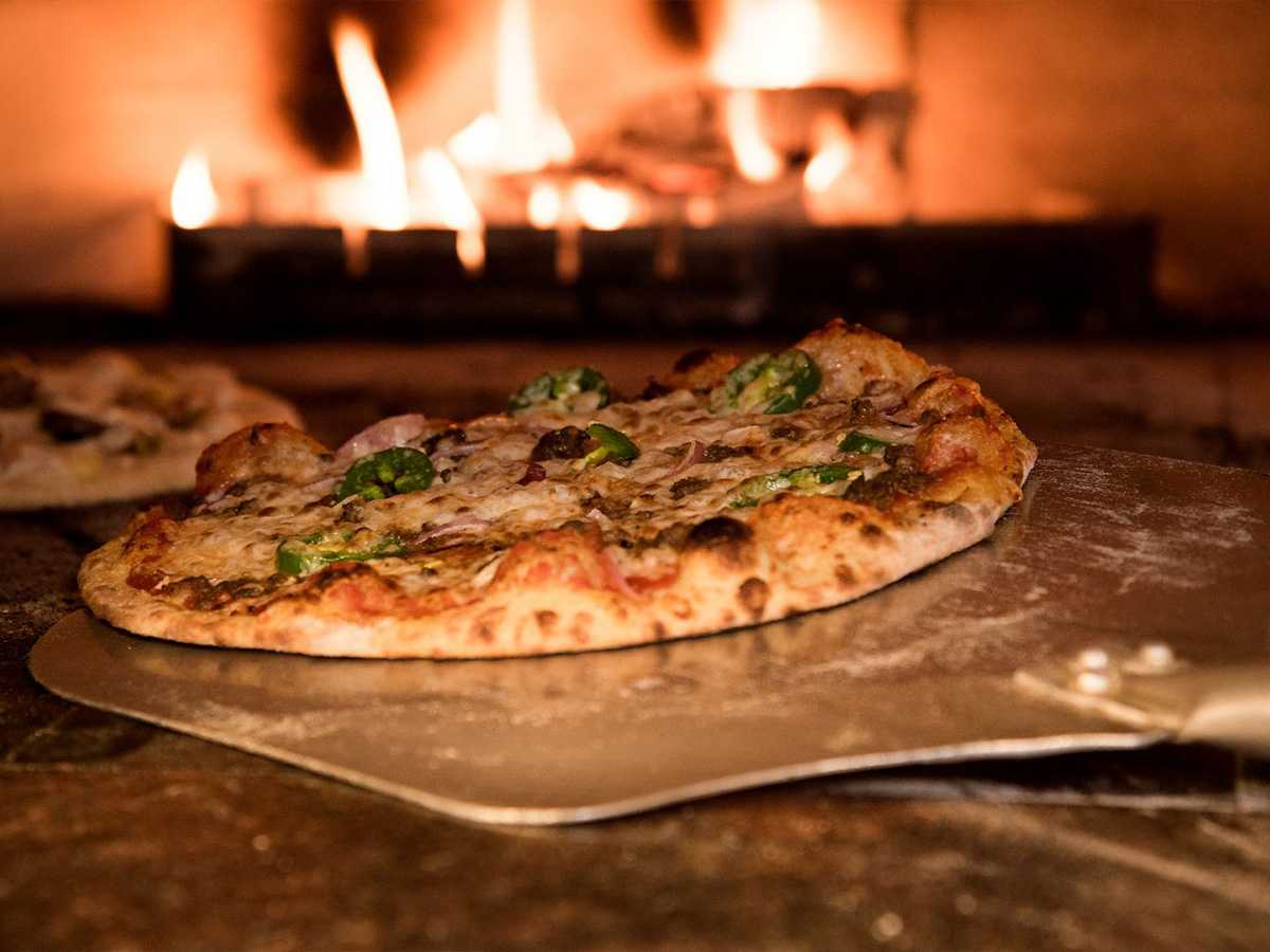 pizza, deep dish, thin crust, cardboard, great taste, sugary sauce, tomatoes, cheese
