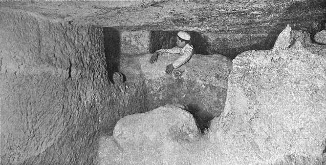 Giza Pyramids, inside Great Pyramid, claustrophobia, Younes Zarou, TikTok, viral video, Egypt travel, ancient architecture, King's Chamber, pyramid tunnels