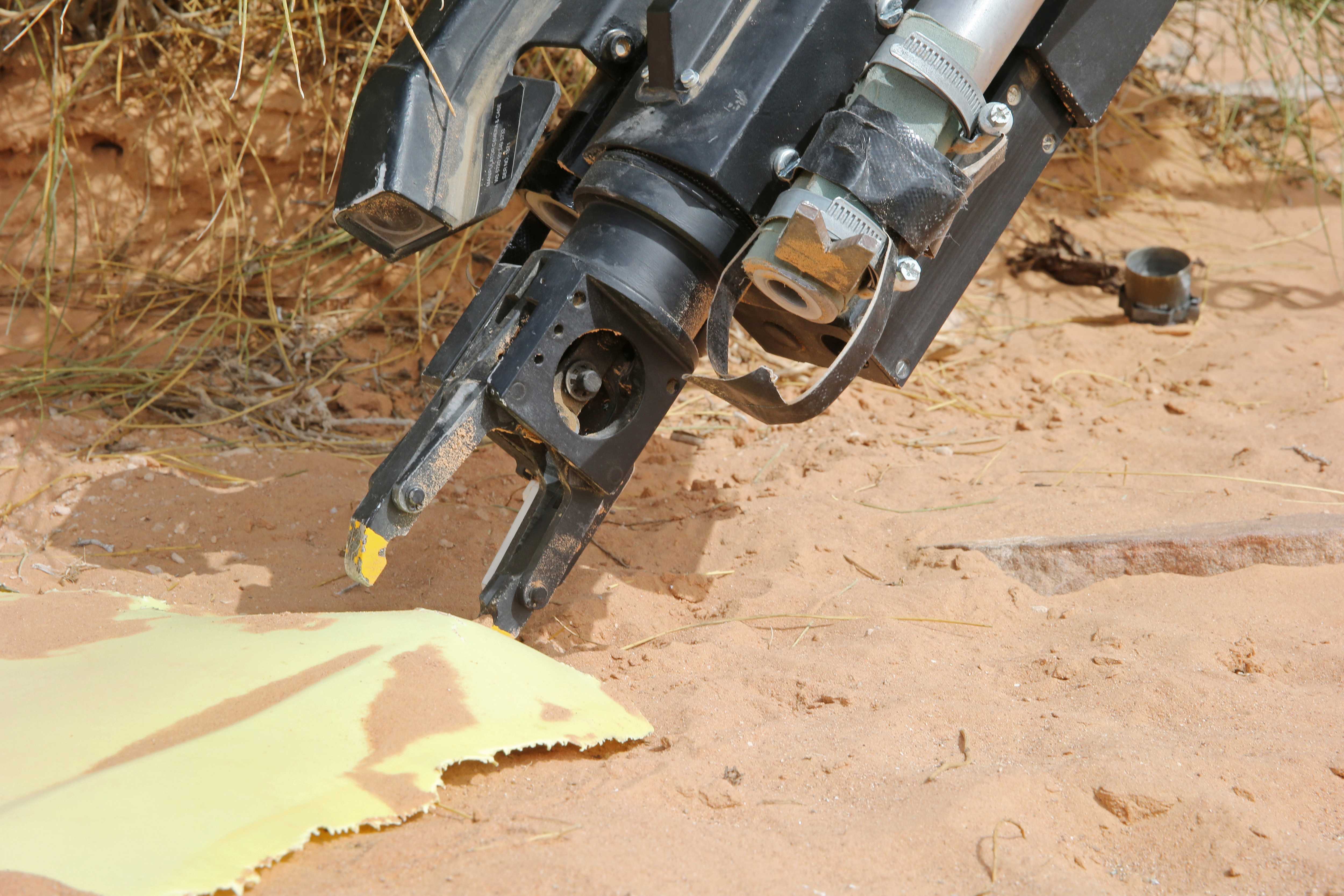 robotic arm, peripersonal space, zone, mechanical devices, minesweepers, proximity sensors, grains of sand, patterns