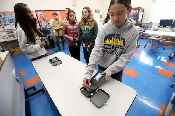 Social media, Teenagers, School districts, Teens, State laws, Schools policy, Social media regulation, Cell phones