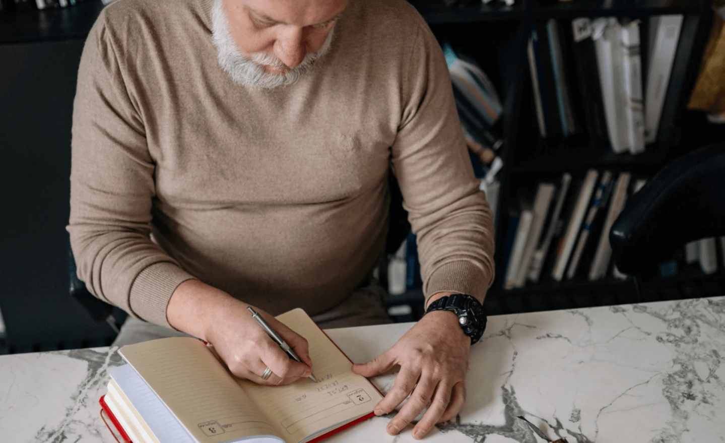 His memory resets every 30 seconds. A look inside his 1990 diary shows what he never forgot.
