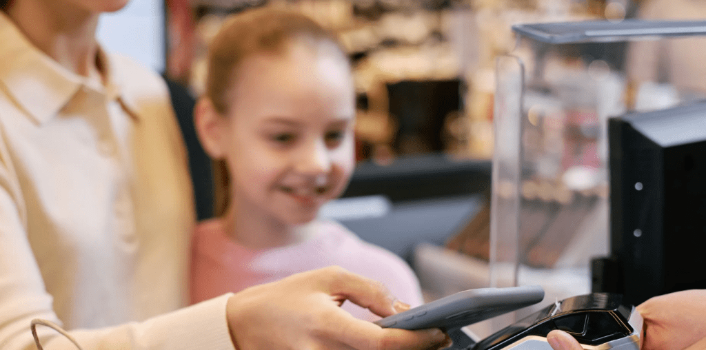 Woman at airport quietly pays for dad who couldn’t afford toddler’s $700 ticket